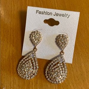NWT Gold Sparkle 1inch Dangle Earring